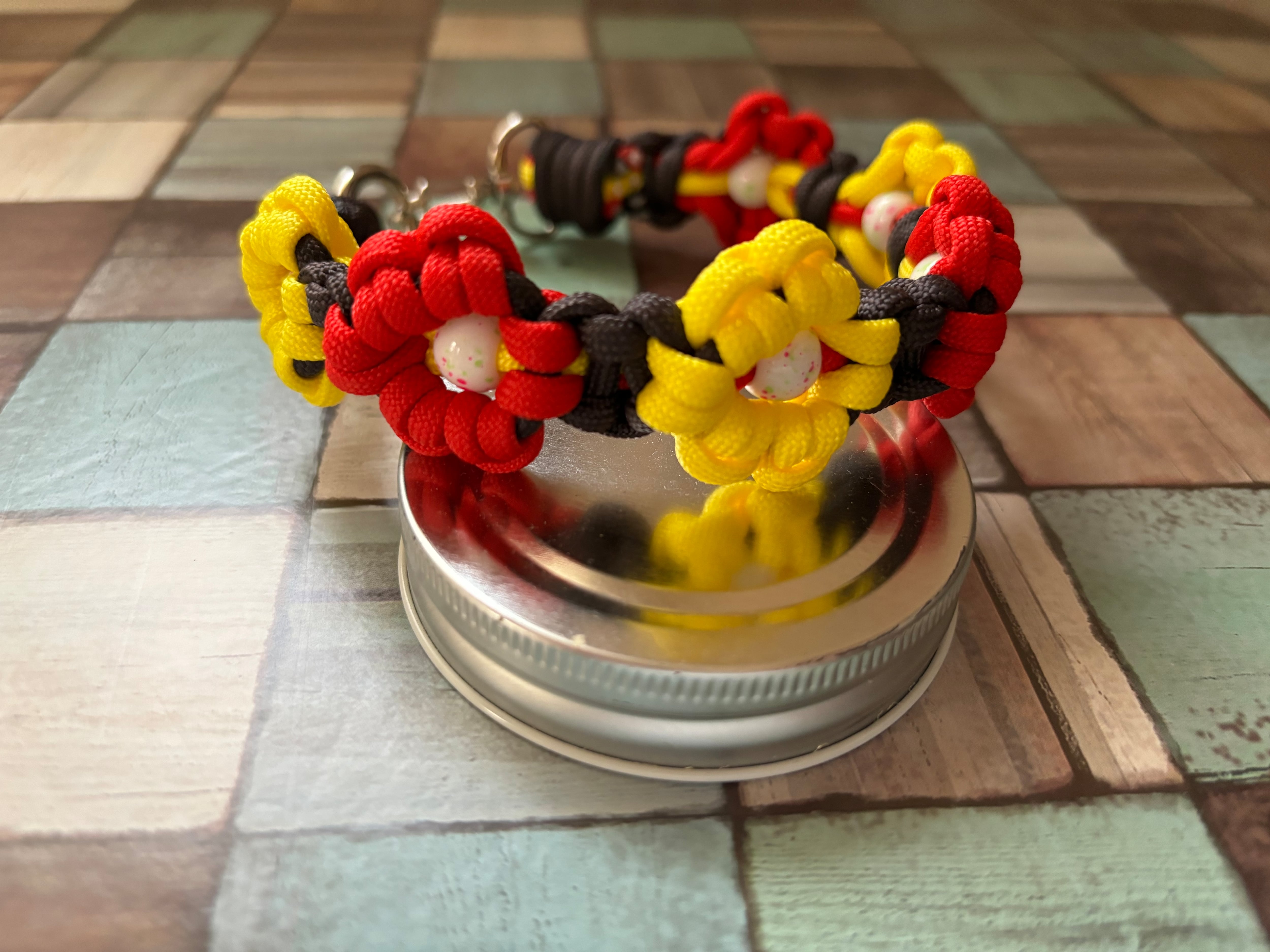 パラコード ルミナスオレンジお花チョーカー hqdefault.jpg