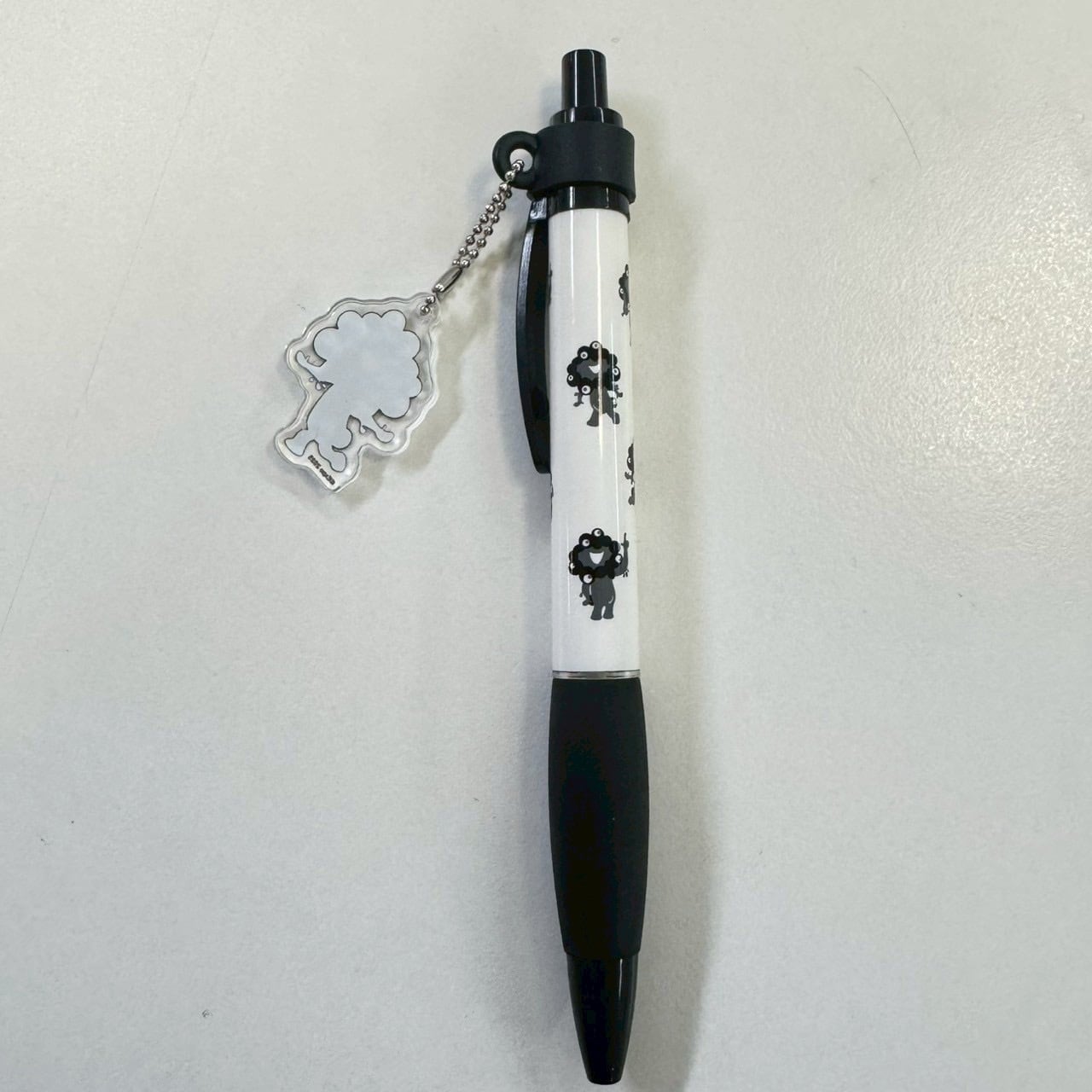 大阪・関西万博〉アクリルチャーム付きペン（ボールペン）ver.黒