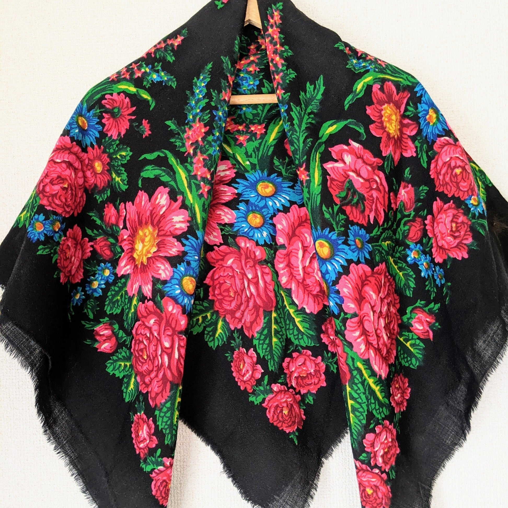 vintage】プラトーク 黒×赤い薔薇 ウール大判スカーフ 94×94 ストール