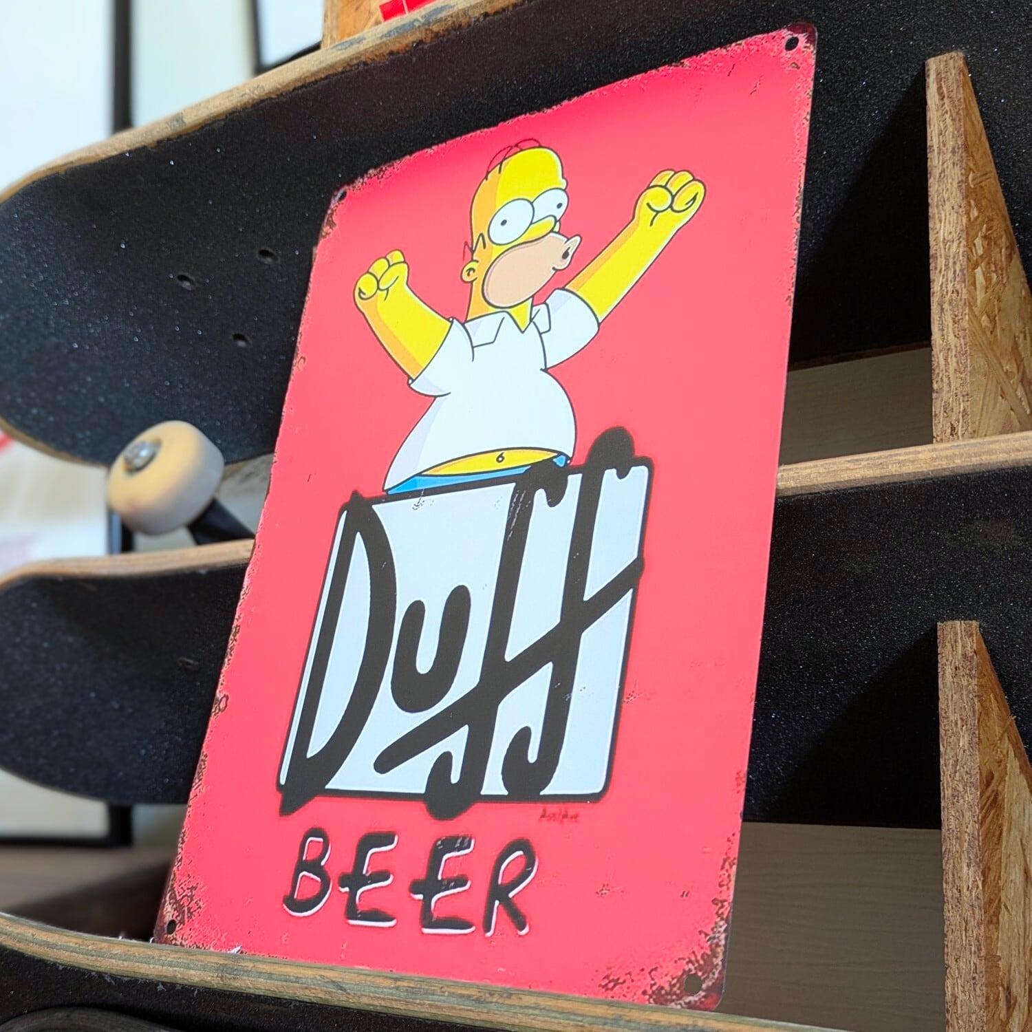 送料無料!ちょうどいいブリキ看板【 The Simpsons ( シンプソンズ )】『 ホーマー・シンプソン Duffビール 』 METAL SIGN / メタルサイン / ブリキ看板 / サインボード / ビンテージ加工 〚アメリカン雑貨 アメトイ〛