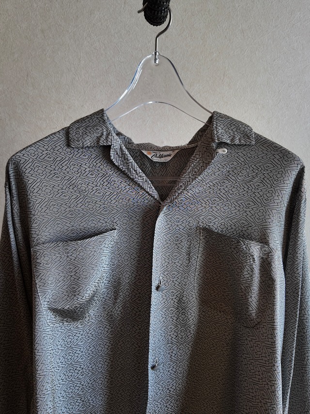1950s GEOMETRIC PATTERN NYLON OPEN COLLAR SHIRT