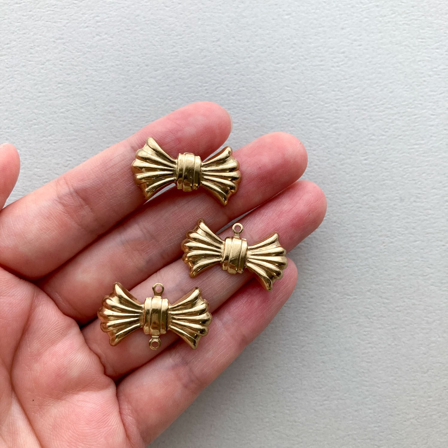 最終入荷〉USA真鍮 プリーツリボン結びパーツチャーム | Dua