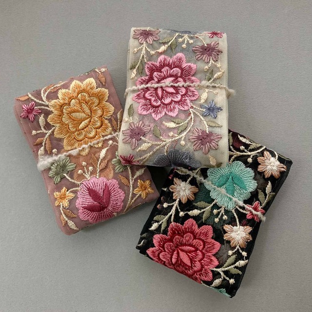 ぎざぎざ花と丸花の刺繍チュールレース（50cmカット）