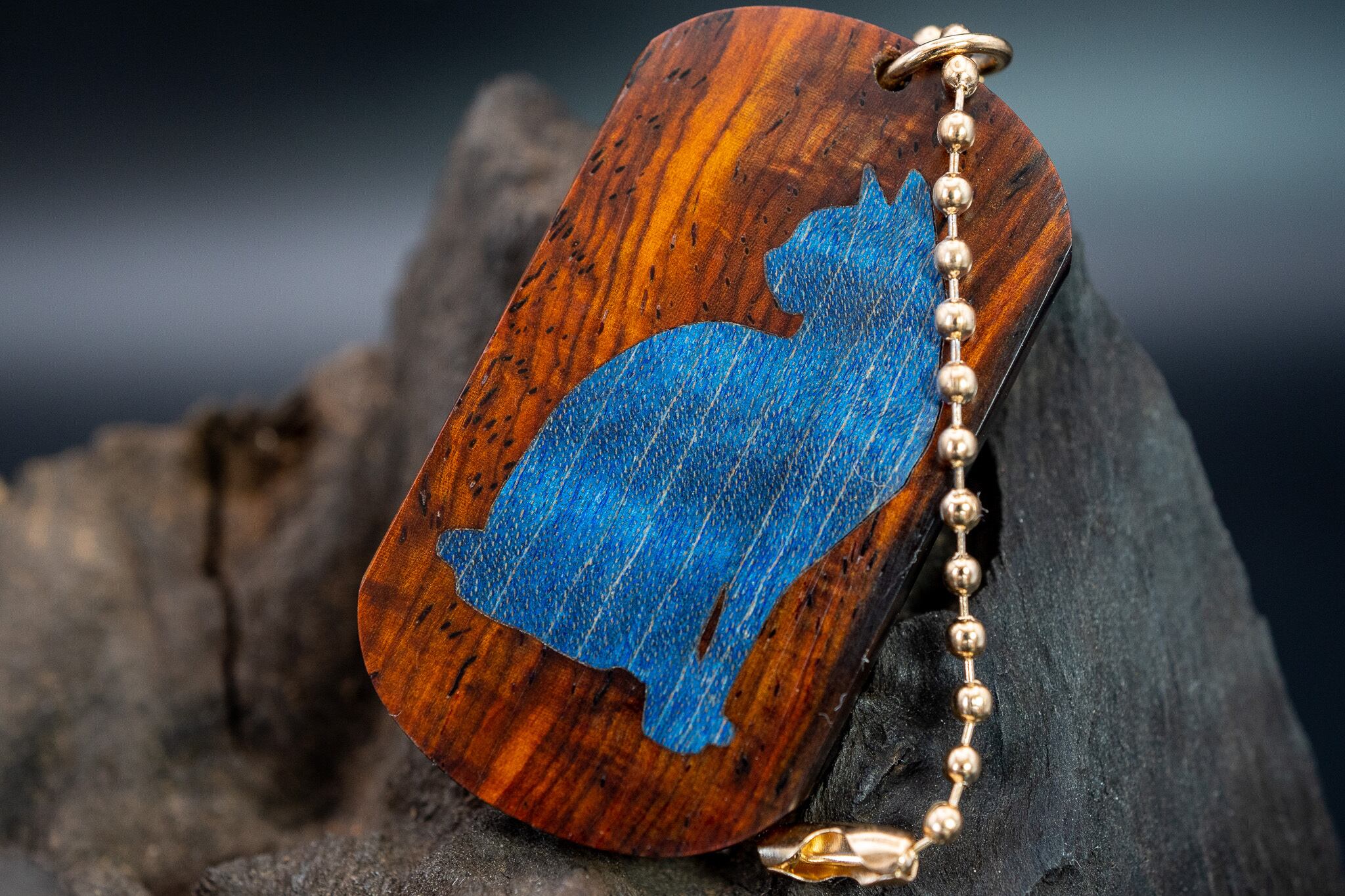 【 エスニックなローズウッド 】ココボロ 糸縮み杢 ドッグタグ象嵌 優雅に座る猫