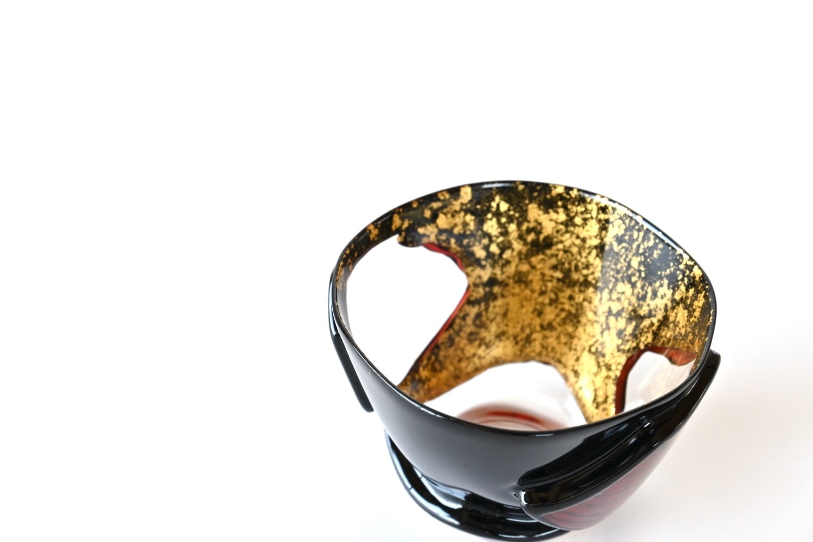 希少 人間国宝 漆芸家 室瀬和美作 蒔絵酒器 陽 ぐい呑み お猪口 漆の芸術酒器】薄さ1mm、漆のみでつくられた飲み口 [ぐい呑み / 緋入り