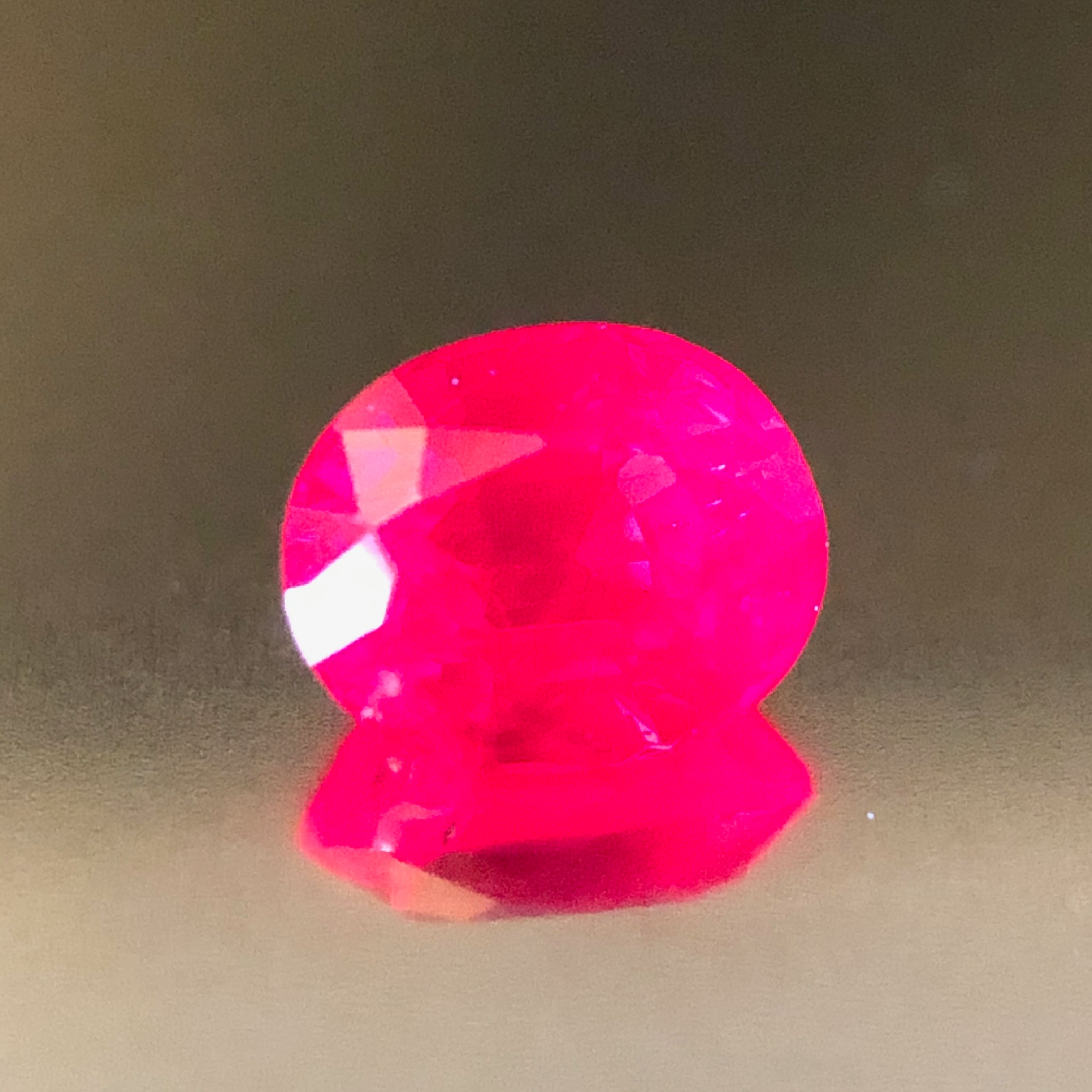 生命力溢れる深紅の宝石 0.32ct 天然 レッドスピネル | Frederick's