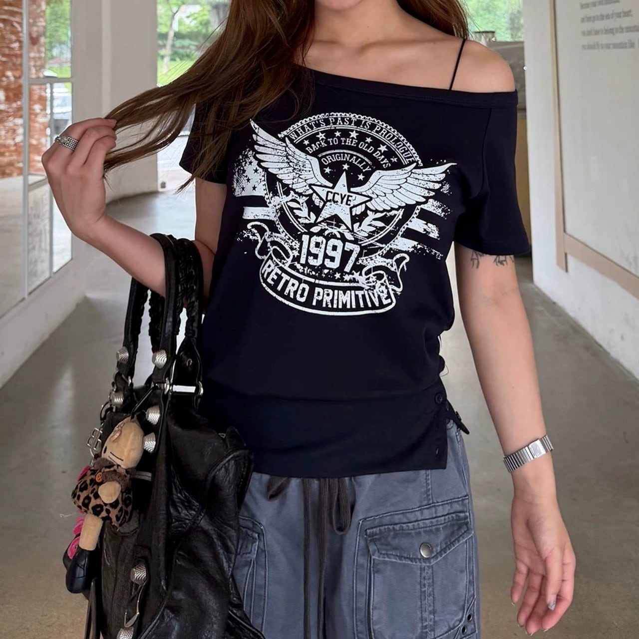 ワンショルダーレトロエンブレムグラフィックTシャツ 2col R02446