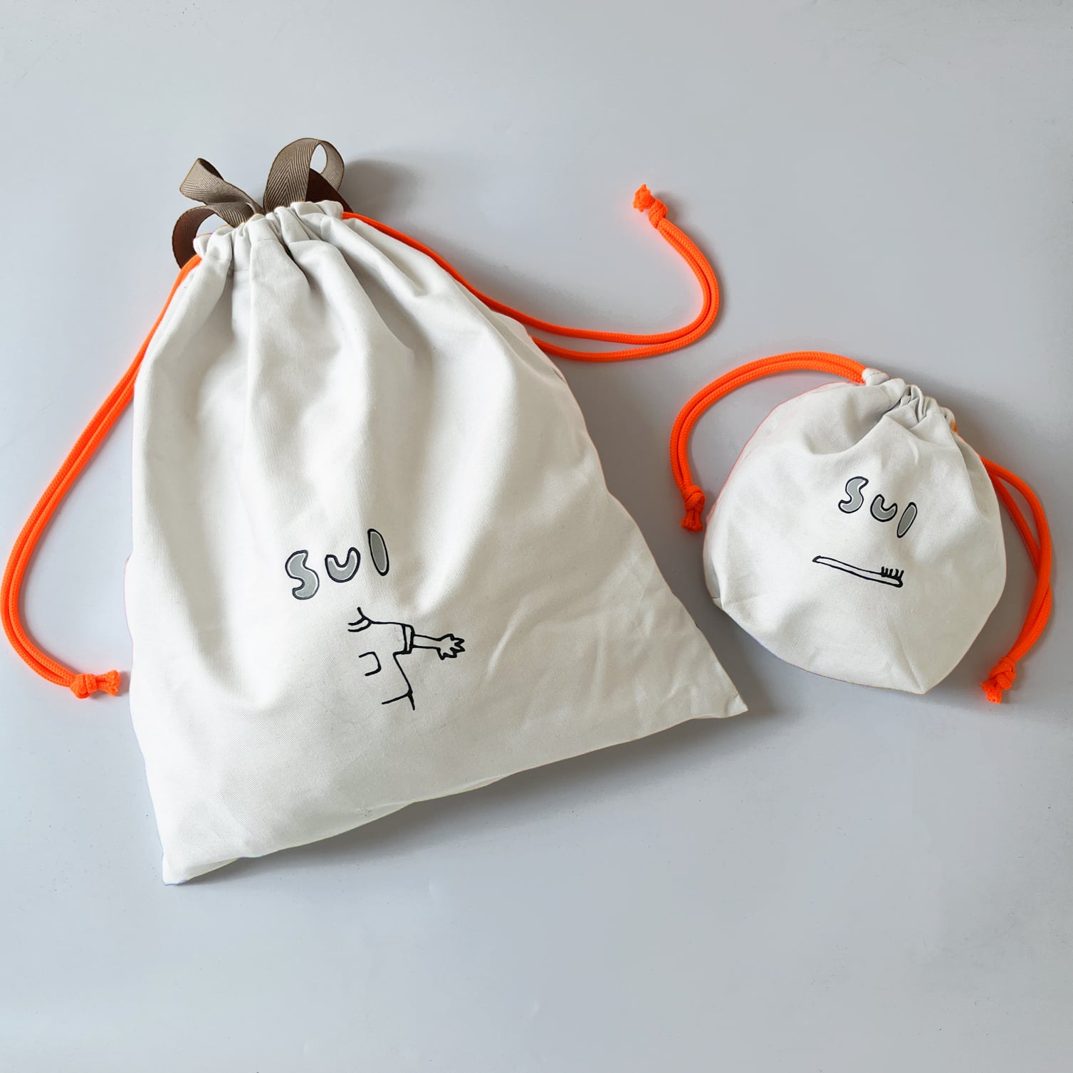 ネオンピンク紐の名入れ巾着バッグ＆コップ袋のセット フレンチグレー