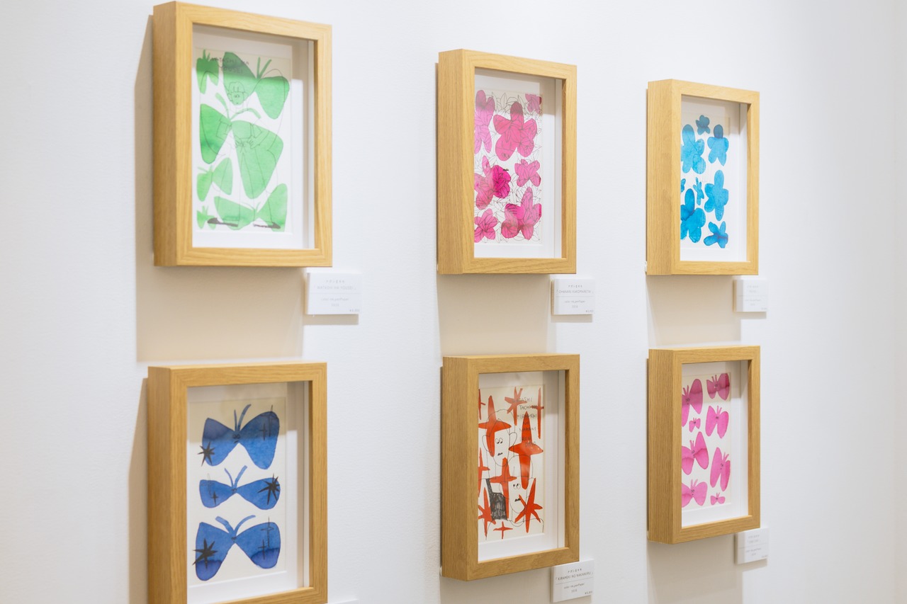 < ナガシまモモ > 原画作品（額付き）「OHANANI KAKOMARETAI」