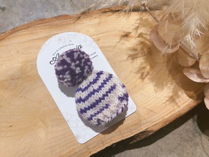 手編みのポンポン帽子　パープルホワイト