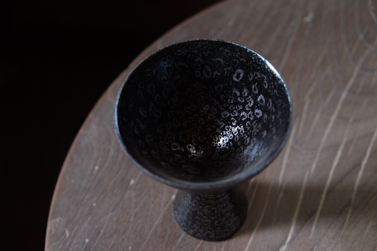 蓬莱鉄耀馬上盃/卯一　Horai Iron-Grazed Oil-spot high-stemmed sake cup/Uichi