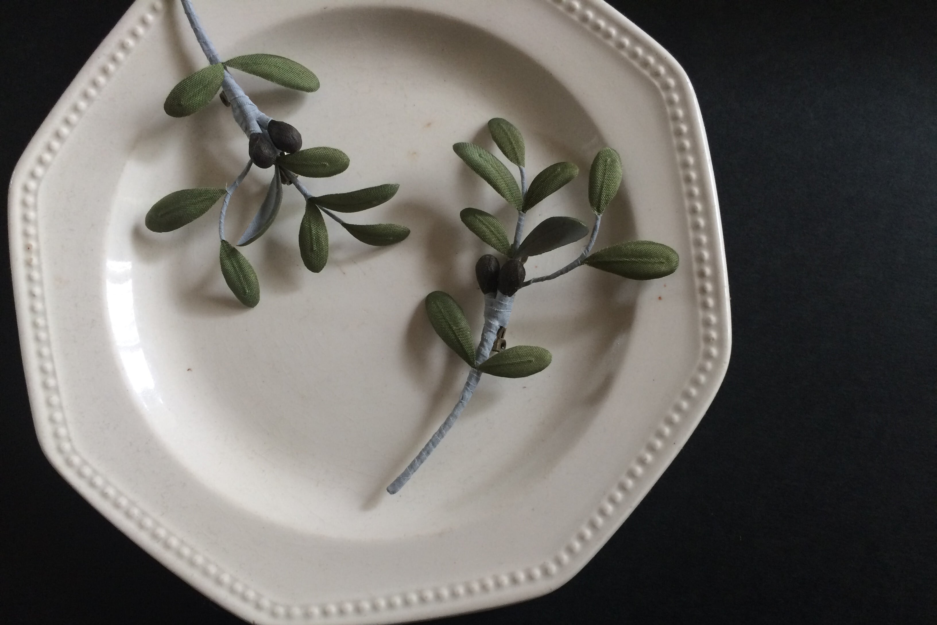 オリーブ ブローチ