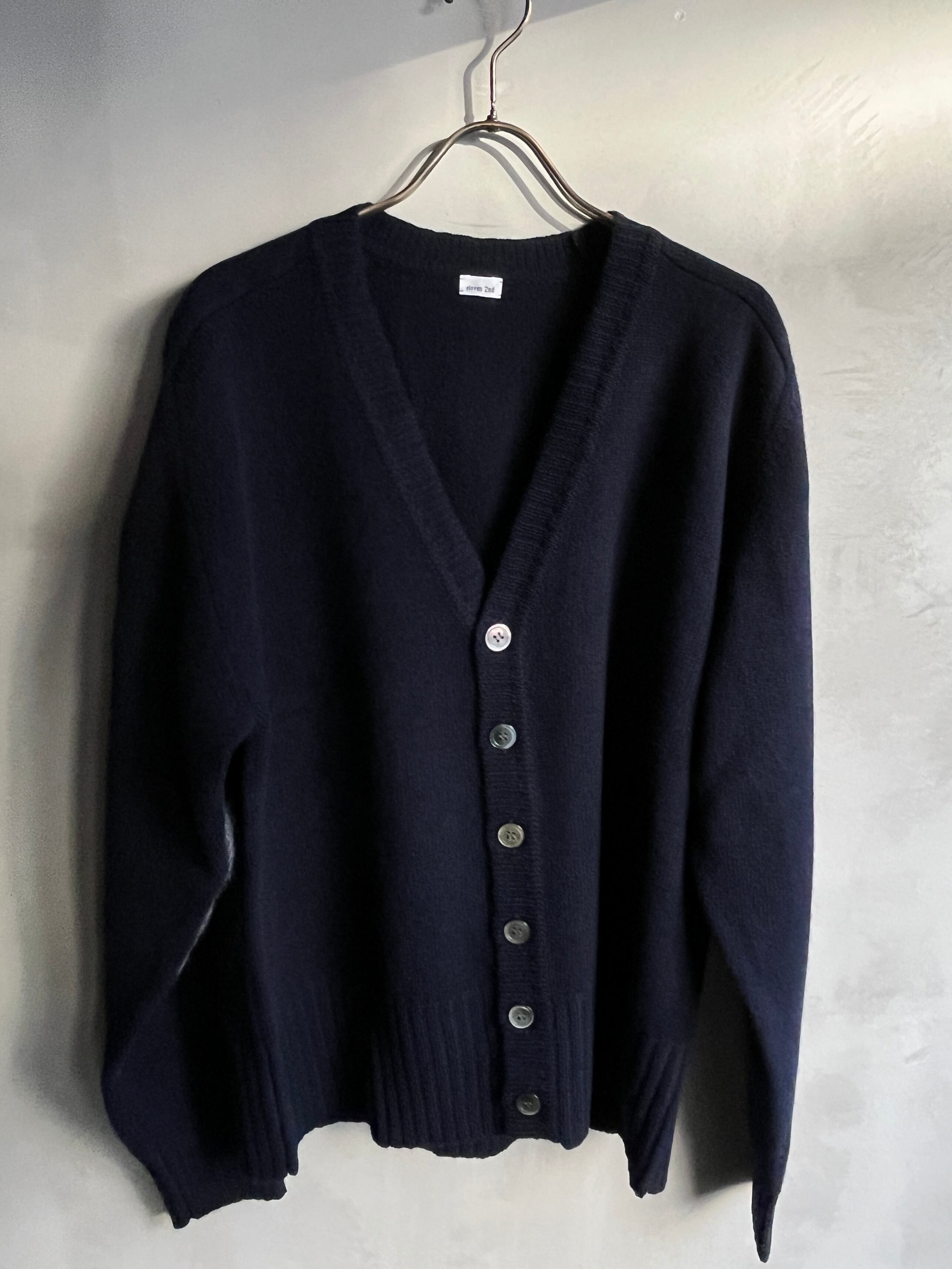 eleven 2nd｜Fサイズ ラムズウール100%カーディガン ｜ネイビー | 岡の  
