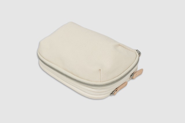 ファスナー1つで、ジャストサイズ。伸縮可能なデイリーポーチ「HALFDAY POUCH C 」