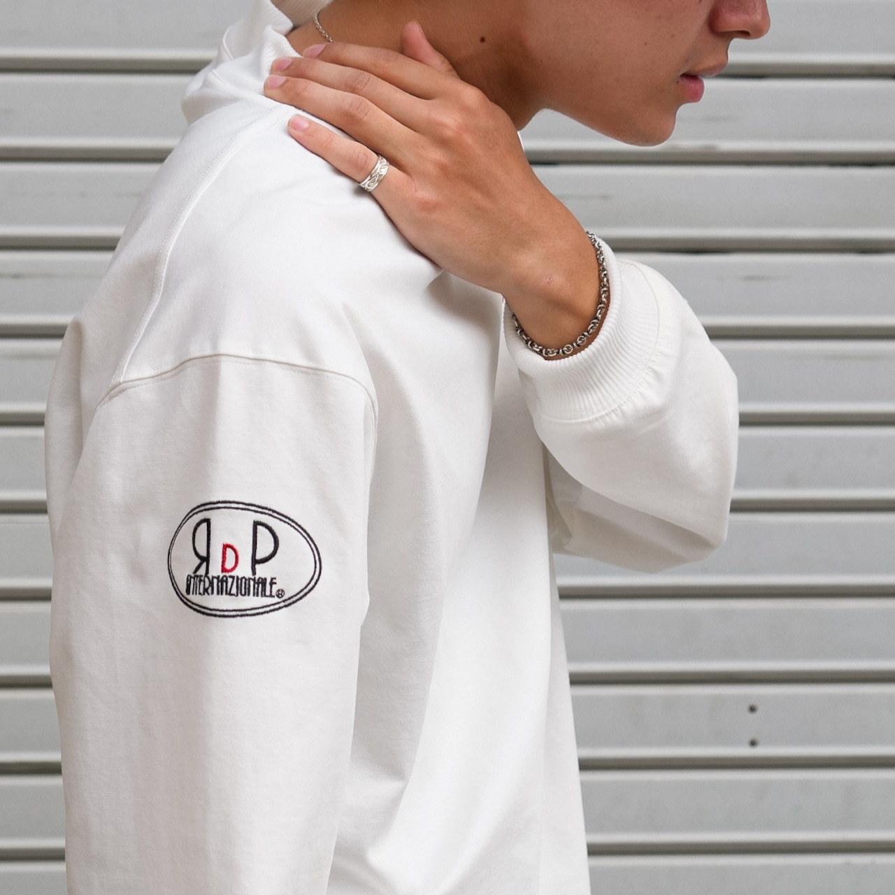 ベーマーク刺繍モックネックトップス