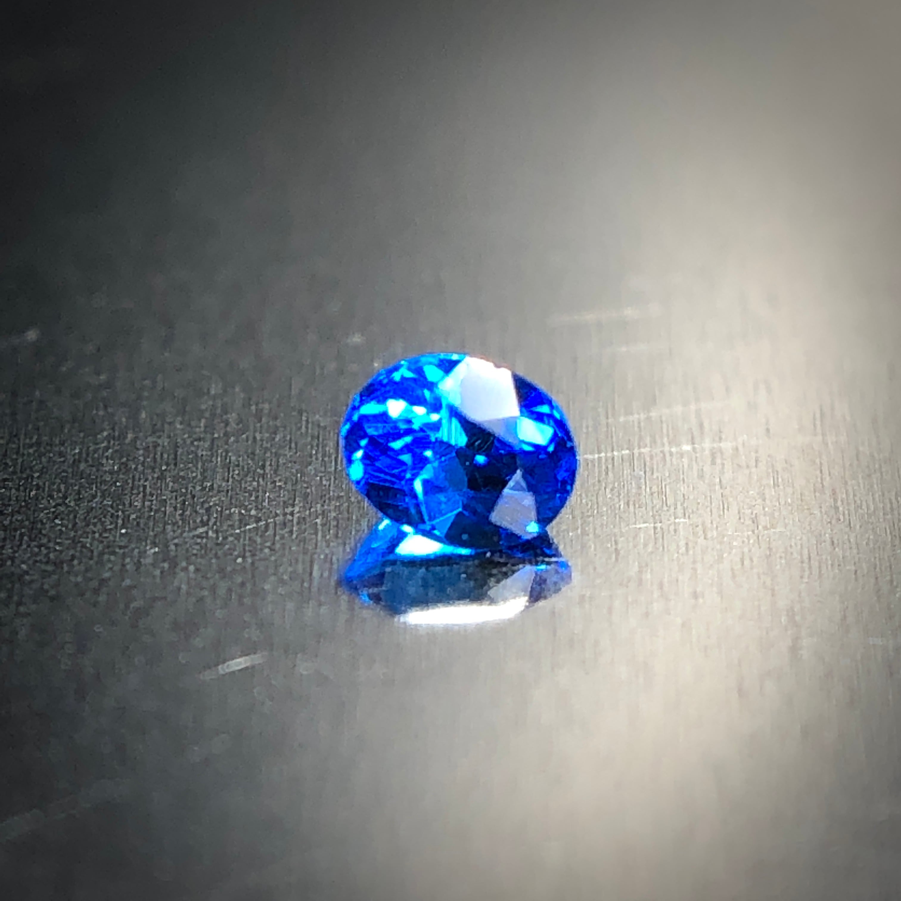 脳裏に焼き付く鮮烈なネオンブルー 0.018ct 天然アウイナイト