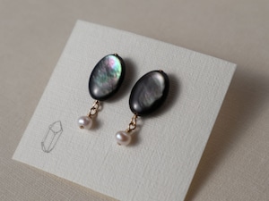 黒蝶貝と淡水真珠のスタッドピアス・イヤリング