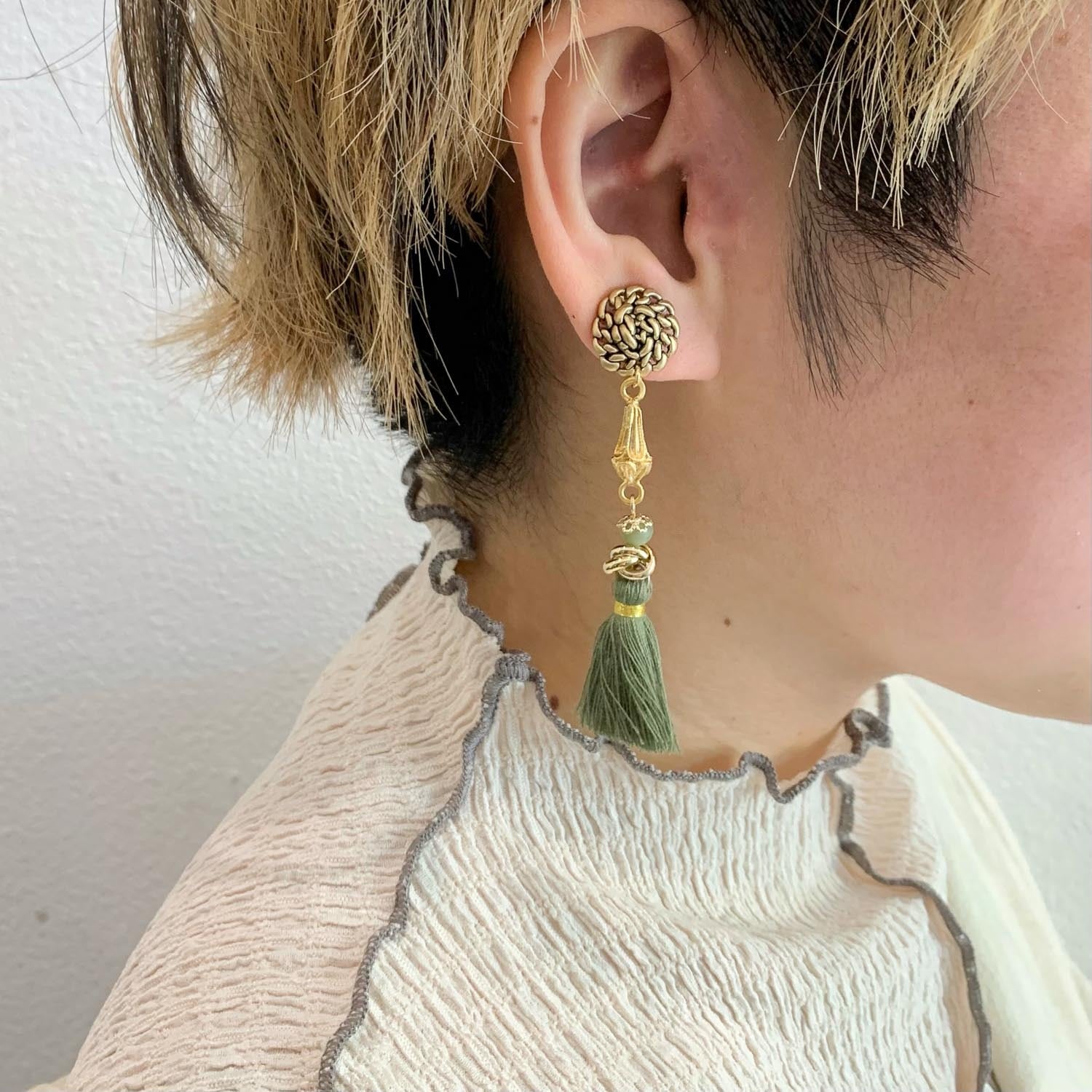 マットゴールドボタンとカーキタッセルの〈ピアス/イヤリング〉 | Dua