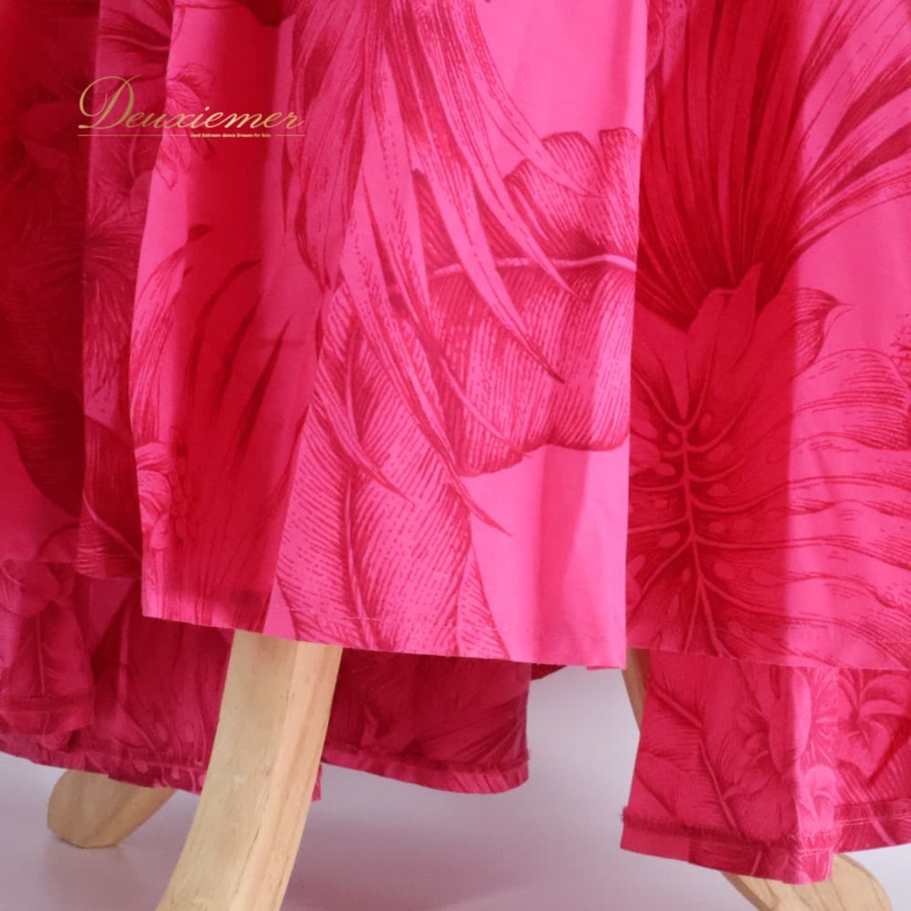 フラダンス 衣装 CC Fashions CCファッション ワンピース ドレス ピンク系 ハワイ製 ワントーン アシンメトリー モンステラ柄 長袖 かわいい 華やか 鮮やか 明るい ハワイアン アロハ ハワイアンプリント フラ ダンス レッスン 練習