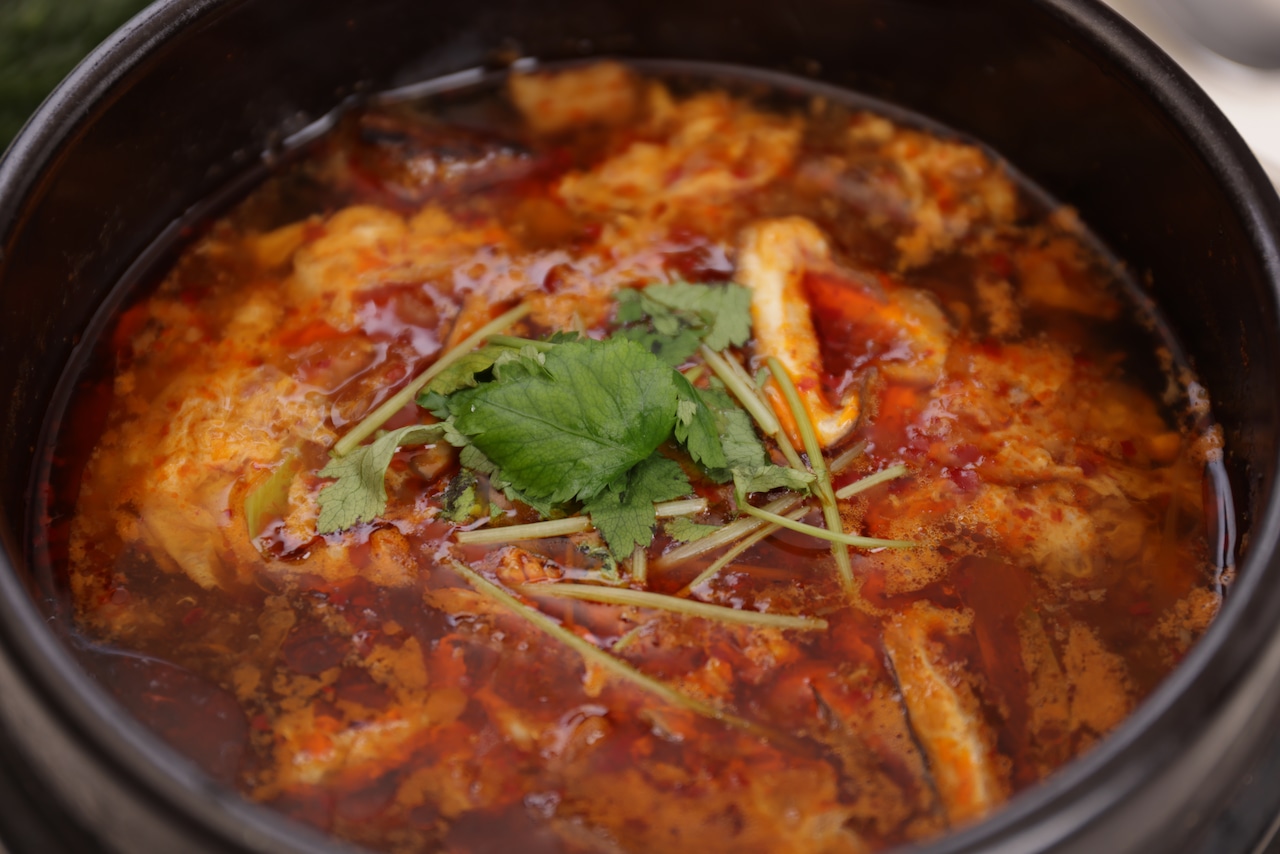 和牛ネック肉を長時間煮込んで醤油ベースのヤンニョムで優しい味に仕上げた“カルビスープ”