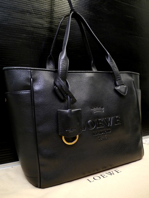 美品16万◆LOEWE ロエベ HERITAGE ヘリテージ A4対応 レザー トート ハンド バッグ 黒◆ シンプルな佇まいに型押ロゴが映える人気ライン♪