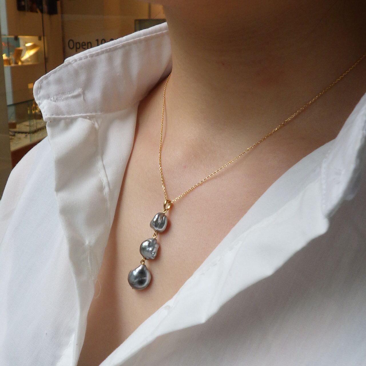 K18YG 南洋黒蝶ケシ真珠3ピースペンダントトップ（KR70209） | KAWABE