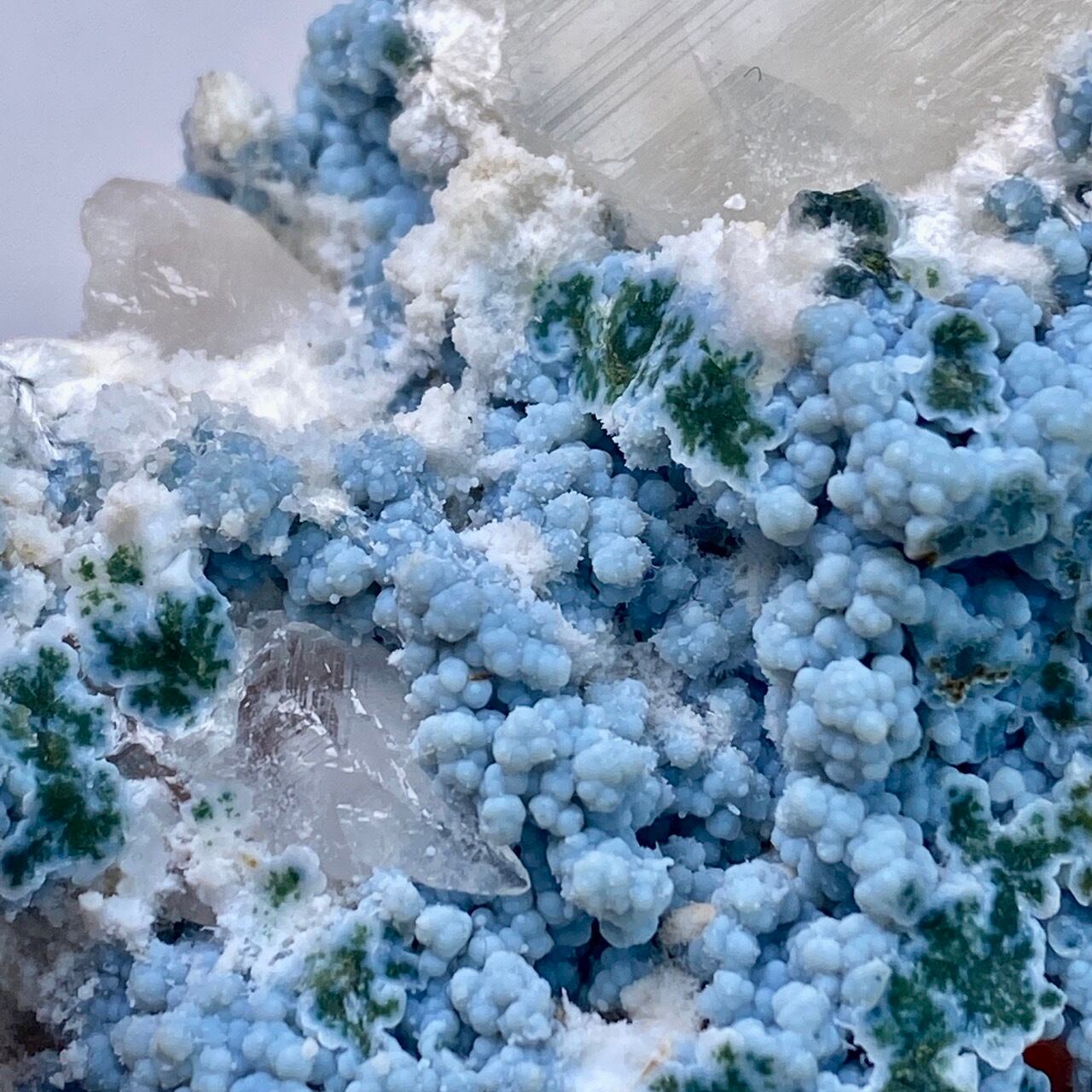 カルサイト共生ブルーカルセドニーのクラスター Blue chalcedony