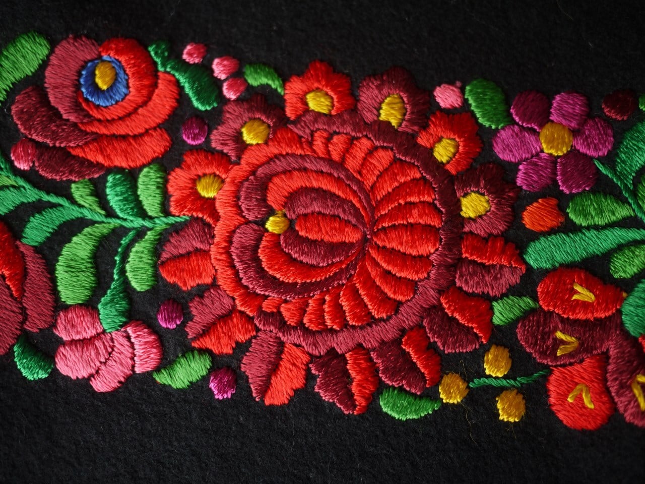 ハンガリー刺繍 タペストリー マチョー セントイシュトヴァン | こりす