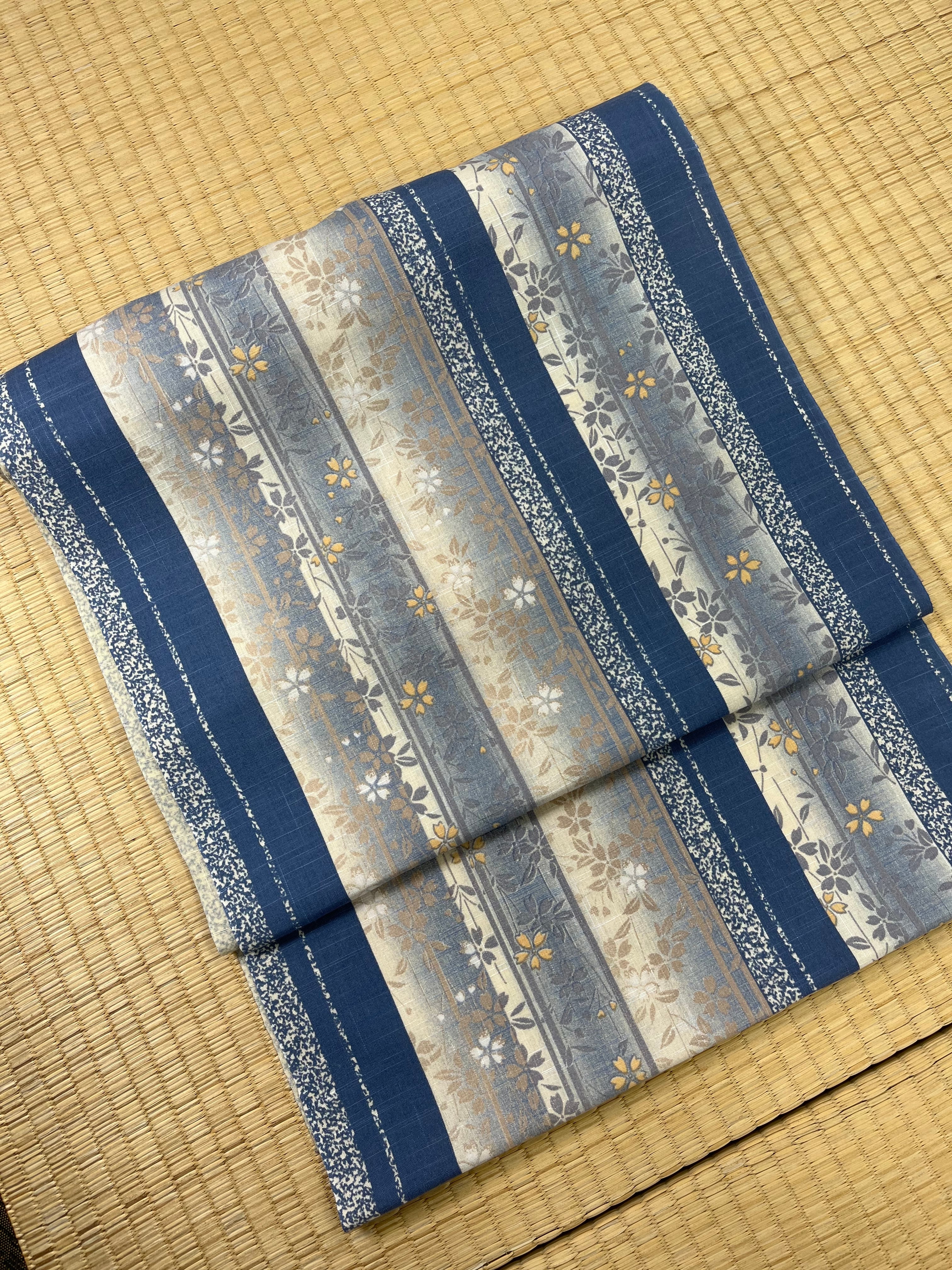 名古屋帯 縦縞に花柄模様 縮緬 濃青袋鼠色 O-5595 楽天市場】名古屋帯 洗える 単品 ブルー オリエンタル柄 華紋
