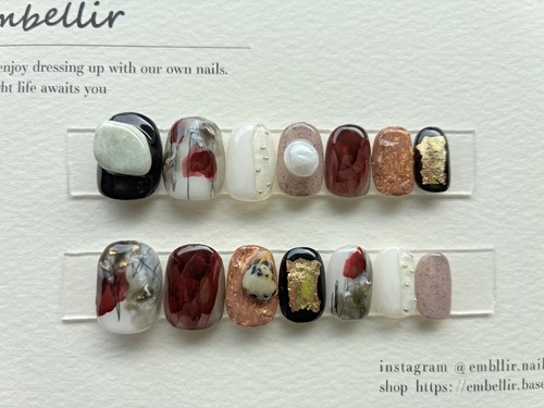 サイズ固定14本セット　ディープレッド×翡翠ヒスイサザレのモードネイルチップ