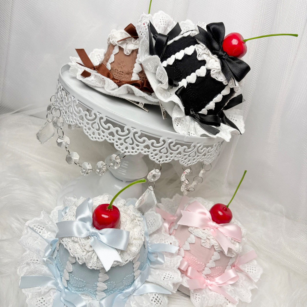 ♡【全4色】スイートお茶会 ちょこんとチェリーのフリルリボンケーキ風ミニハットヘアクリップ black ♡