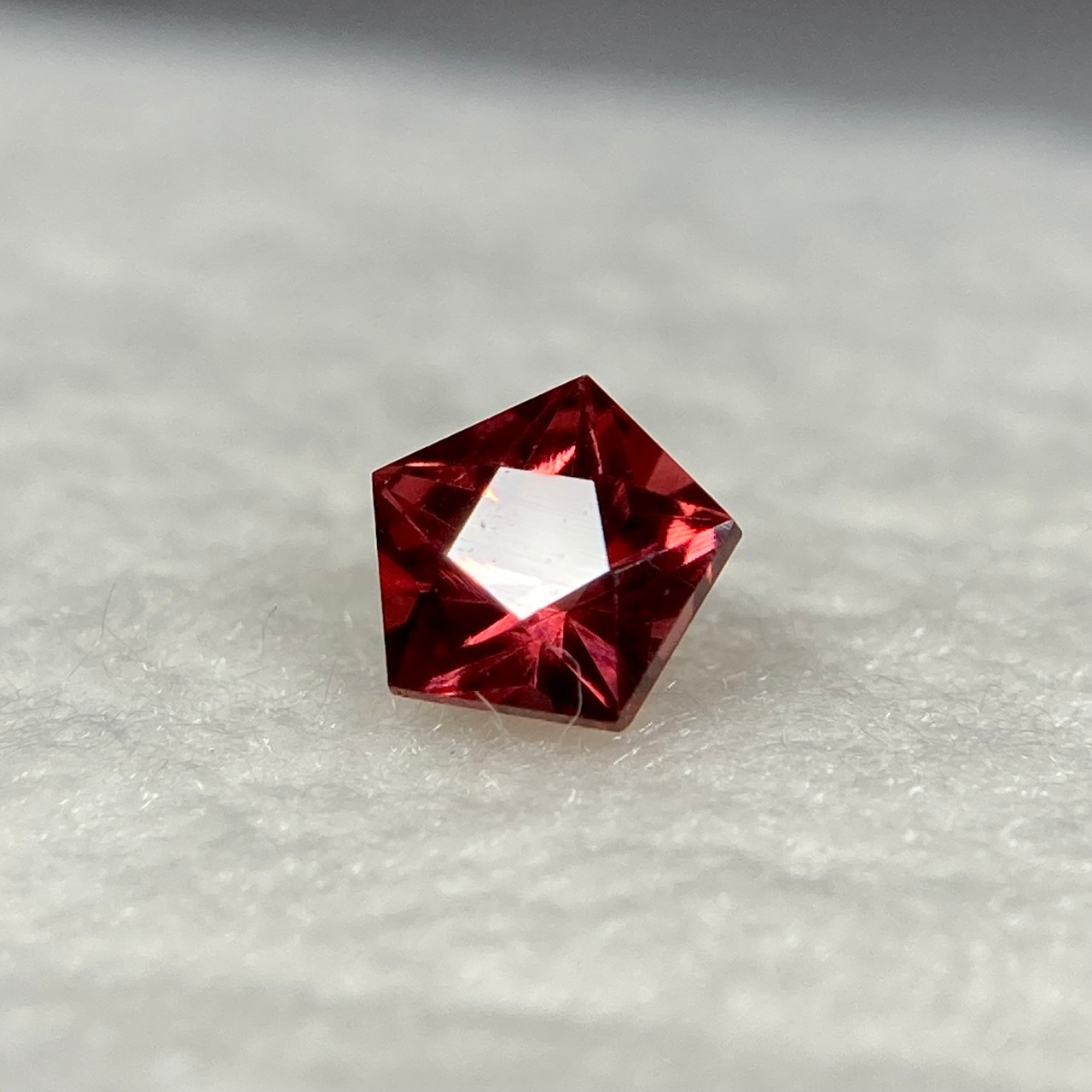 【抽選販売】星のスピネル 約4.1mm r-0039