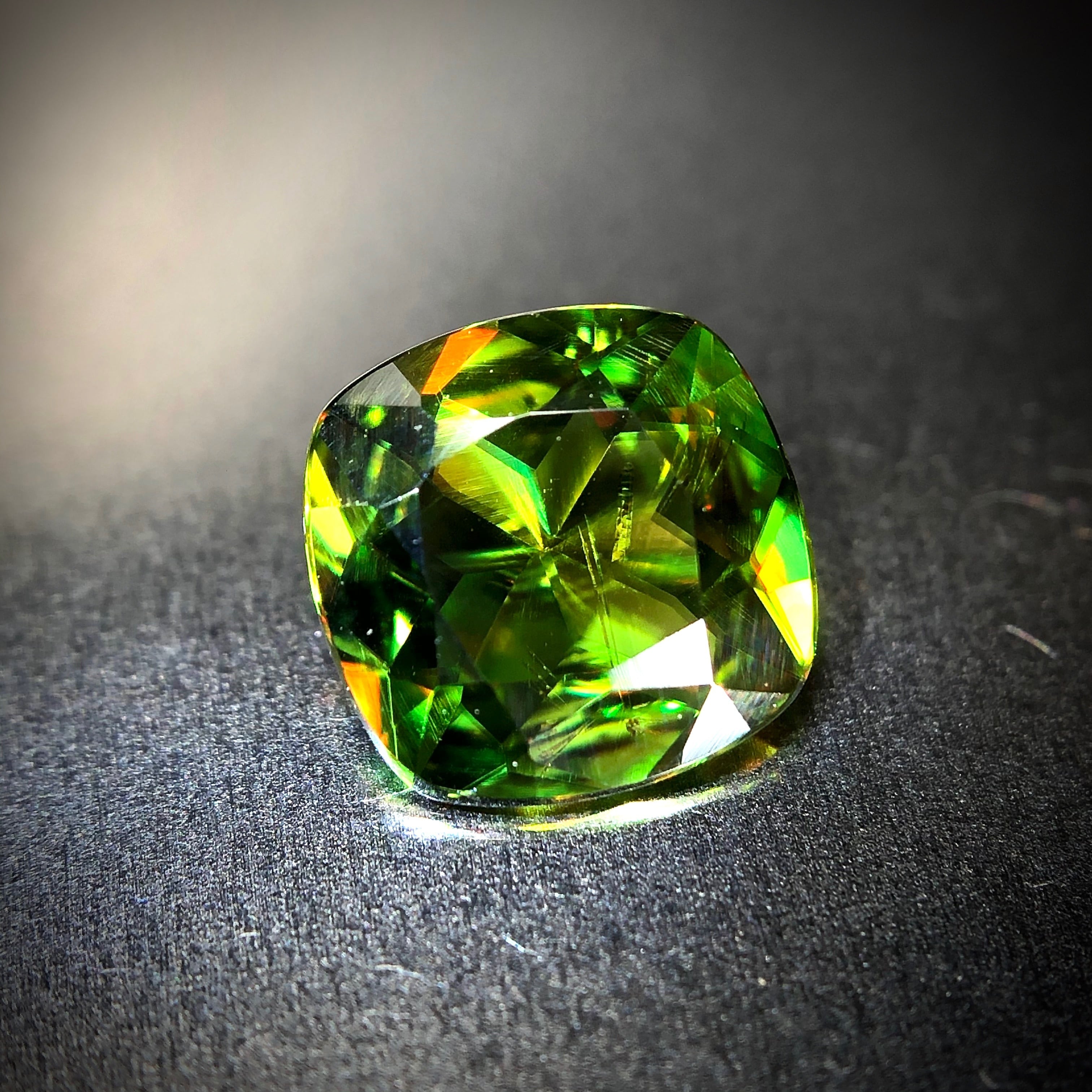 落ち着いたグリーンにファイアの煌めき 1ct UP 天然 グリーンスフェーン | Frederick’s Gems&Jewelry powered  by BASE
