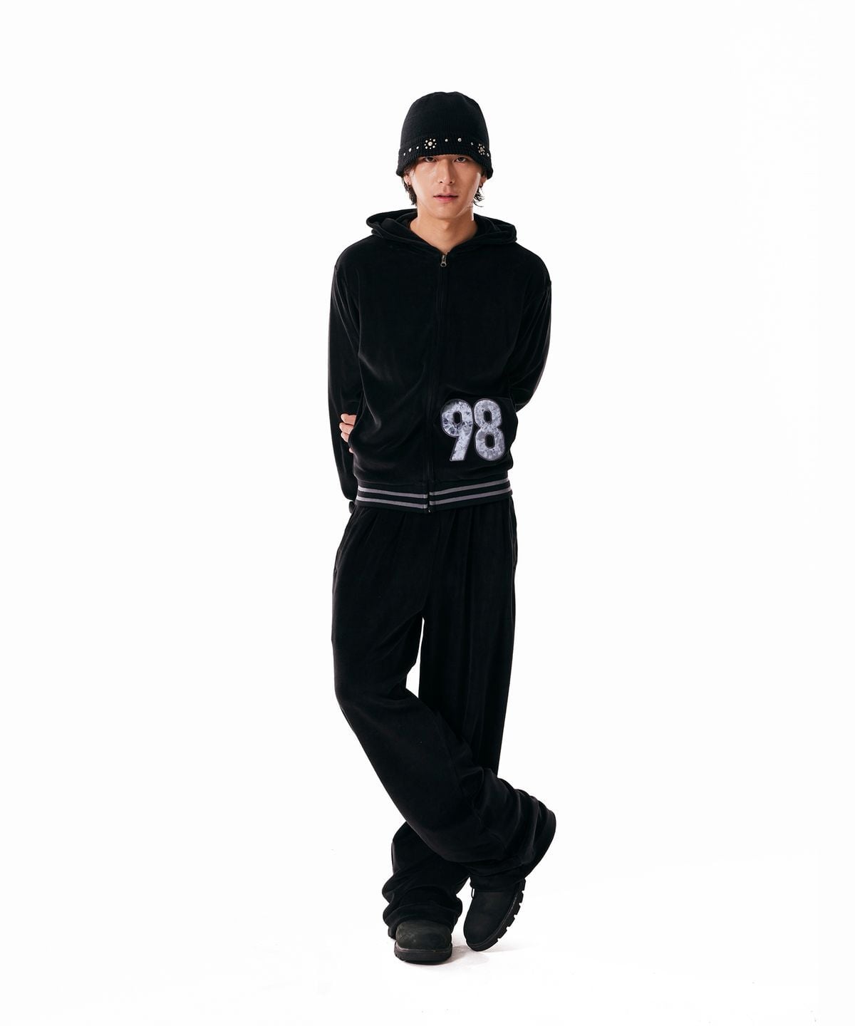 ☆aespa ジゼル 着用！！【AAKAM】98 Patch Velour Pants (Black) | もごつ
