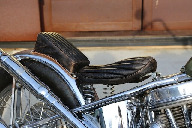 クラックレザー : 60sトラディション ソロシート & ピリオンパッド セット ［縦タック&ロール］(CBW03)