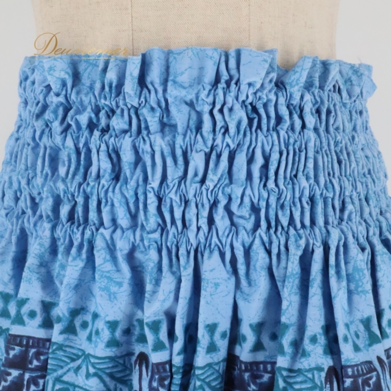 フラダンス 衣装 パウスカート ブルー系 ワントーン シンプル シングル カヒコ柄 かわいい 華やか 鮮やか 明るい 爽やか 水色 ハワイアン アロハ ハワイアンプリント フラ ダンス レッスン 練習 おしゃれ かわいらしい 踊り 軽やか