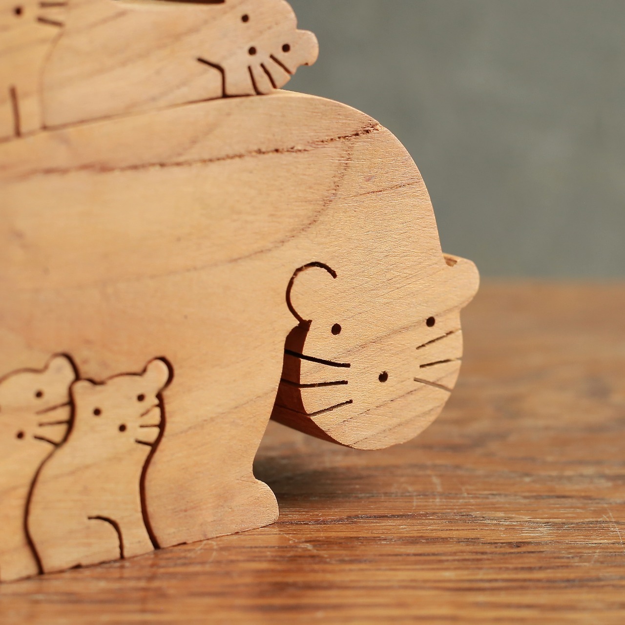 仲良く寄り添う、子だくさんな猫の親子｜木製 組み木パズル 猫の親子 置物 オブジェ