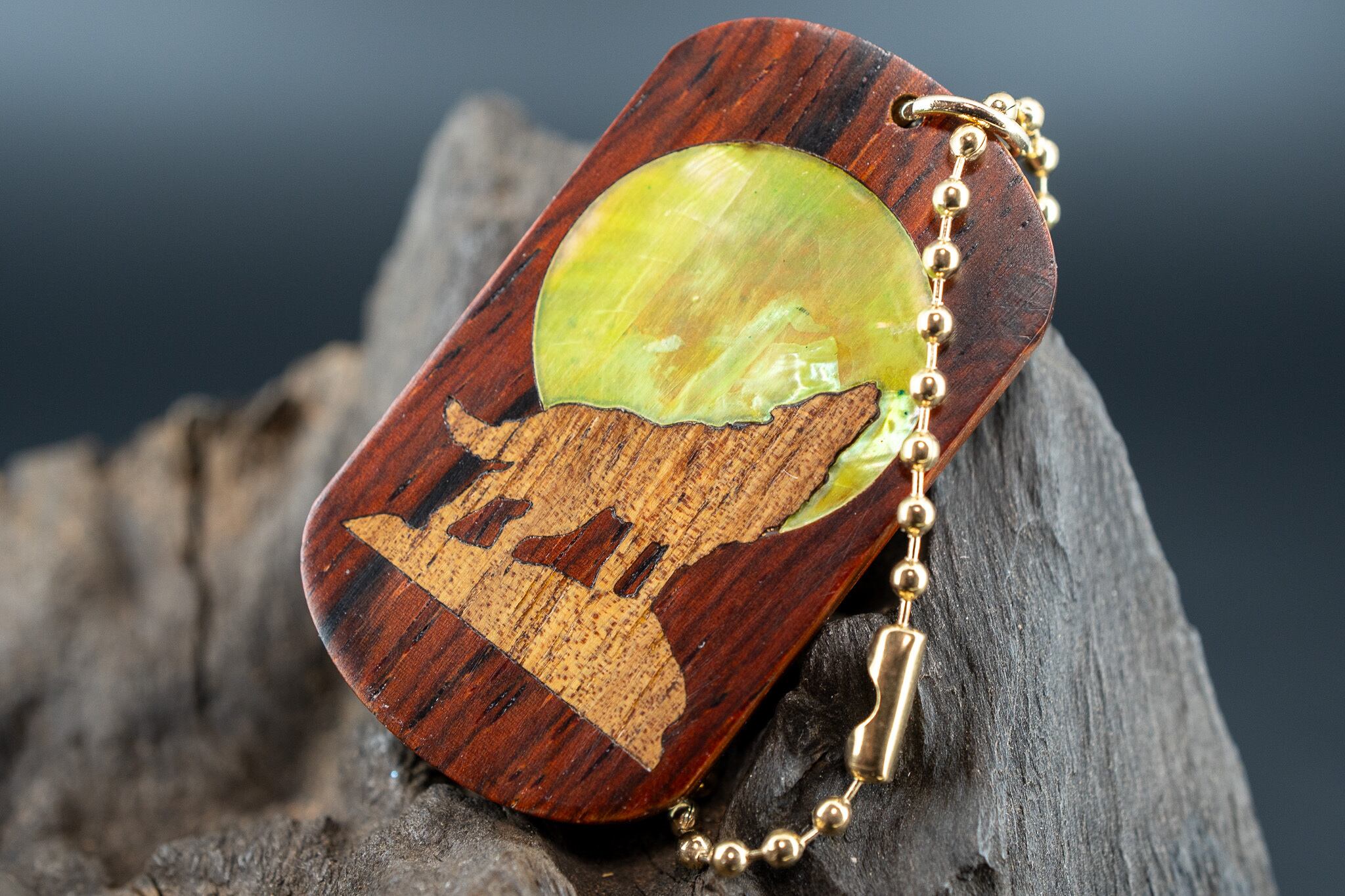 ※【 エスニックなローズウッド 】ココボロ ドッグタグ 象嵌 月と狼