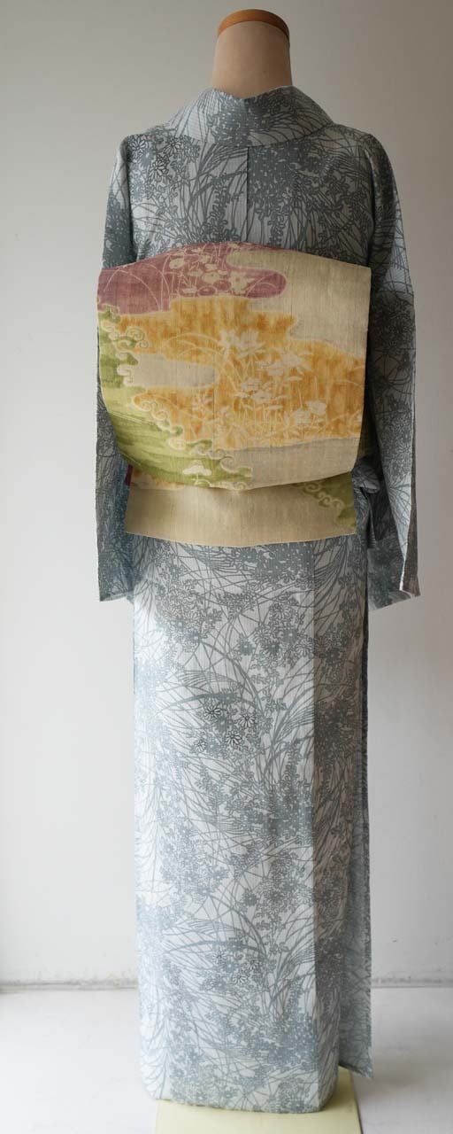 薄灰色に鼓と吉祥小紋柄 浴衣 手挿し本染 夏物 浴衣】小千谷織物 綿麻紅梅 淡グレー系色×白色 秋草文 越後型染浴衣