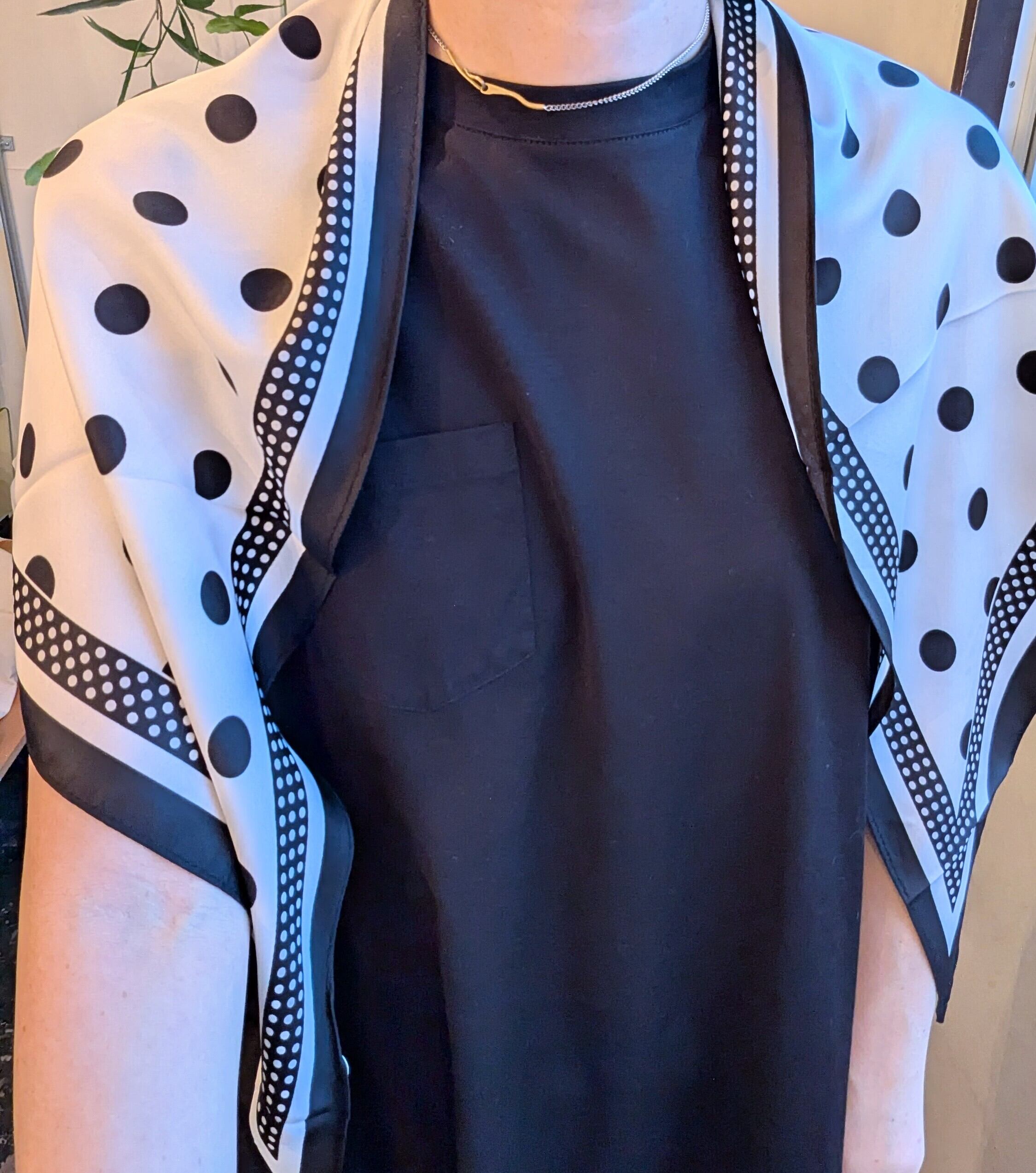 三角形シルクタッチスカーフ / OFFWHITE / ダブルドット柄 | 服と雑貨