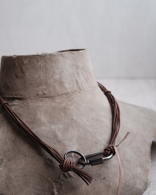 革束ネックレス