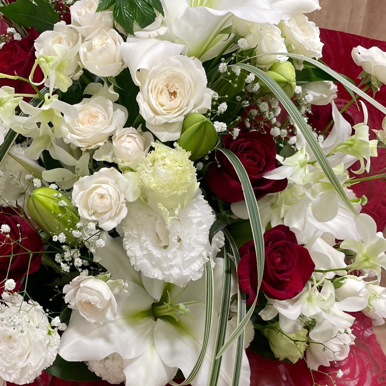 【季節のお花】紅白カラーお任せアレンジメント・画像2