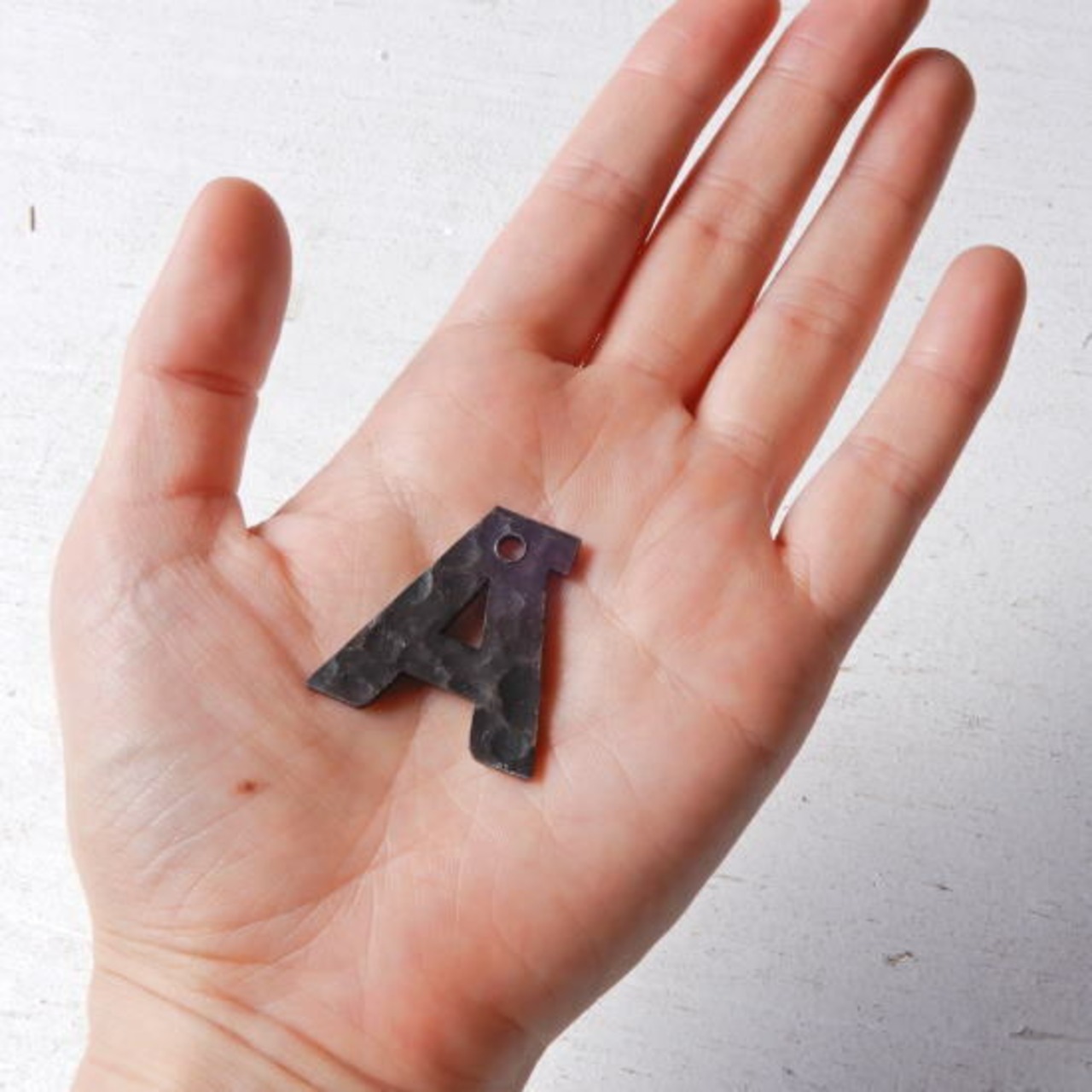 TOPANGA Zakka India Hammered Iron Alphabet Plate S 3cm Black 　インド　ハンマーアイアンアルファベットプレート　小　ブラック　看板　サインプレート　鉄　住所　店舗　表札　槌目