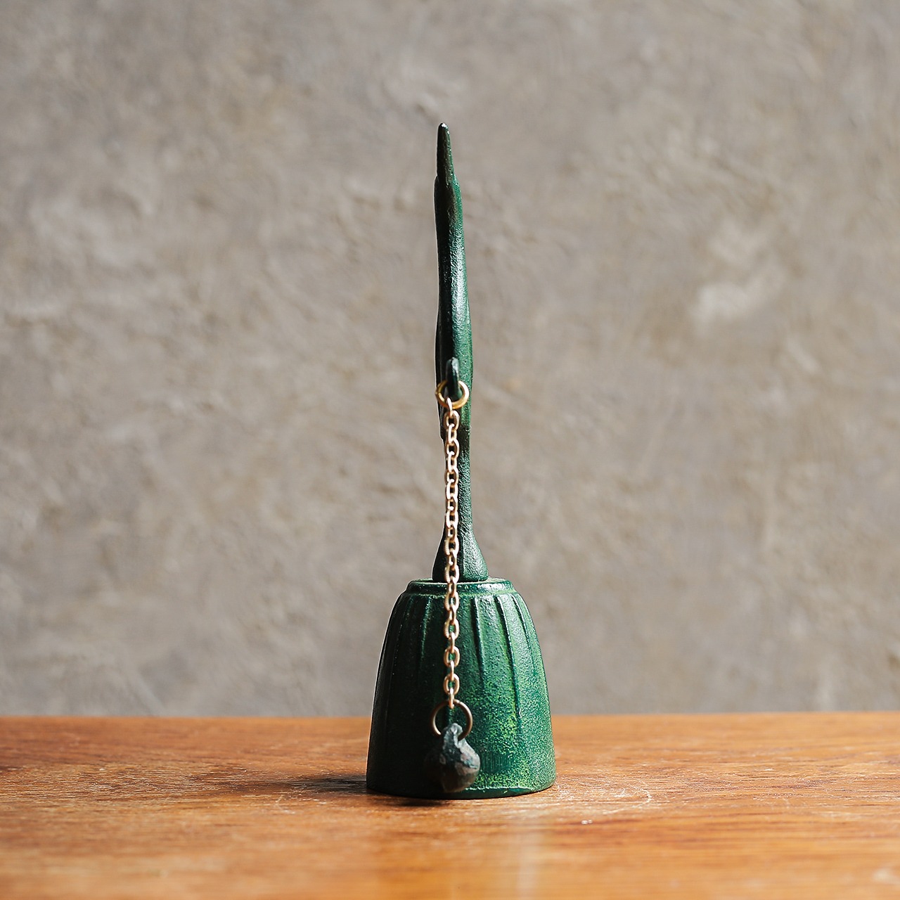 空を見ながら片足を上げる、鳥の呼び鈴