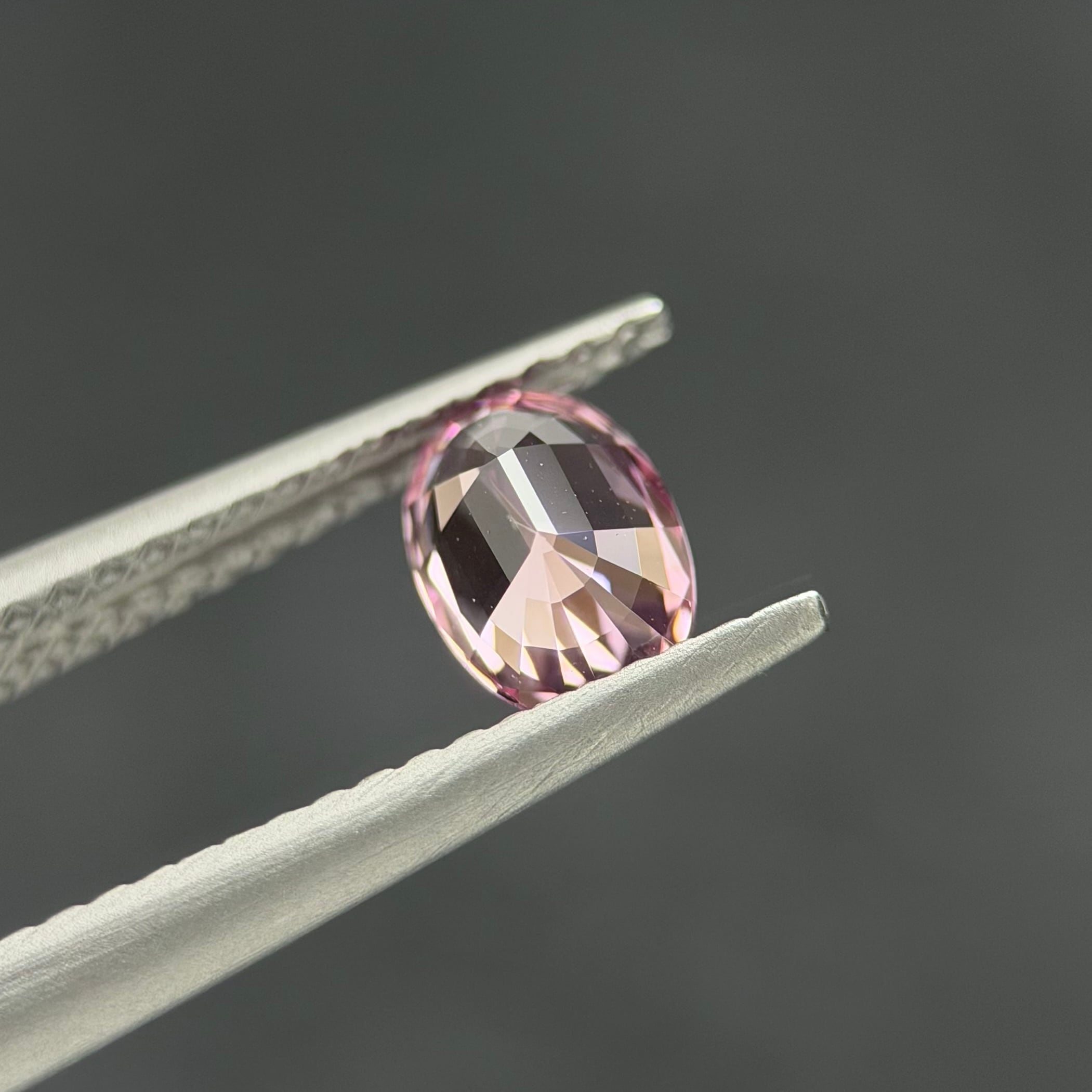 パープリッシュピンクスピネル 6.5x4.5mm, 0.69ct, タジキスタン産