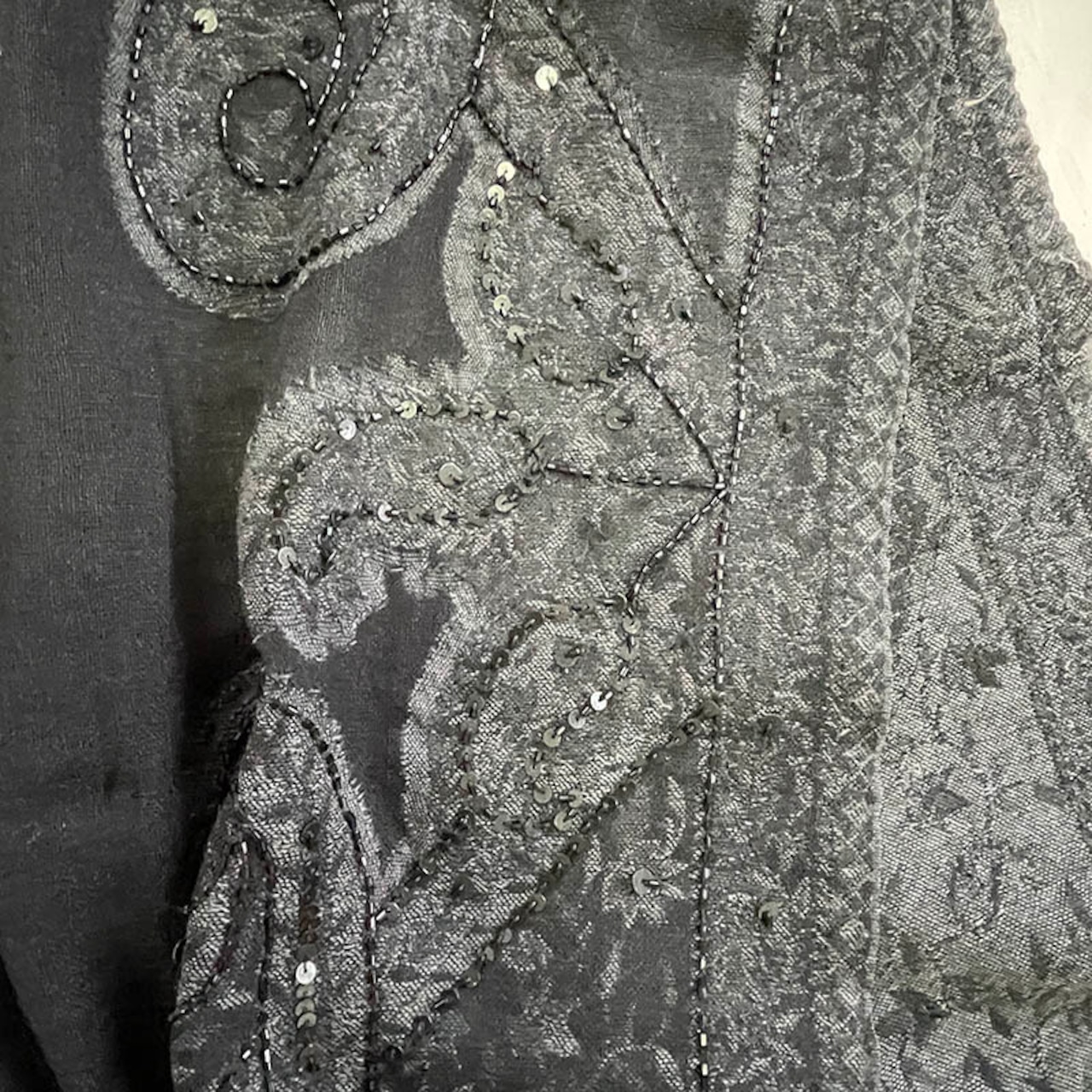 ストール　大判スカーフ　ウール　ZAPA　黒透け生地にビーズ刺繍 フリンジ 12ACdg19