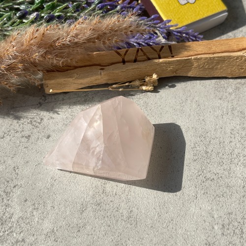 ブラジル・バイーア州産 ローズクォーツ ポリッシュ｜シャープなフォルムの一点もの