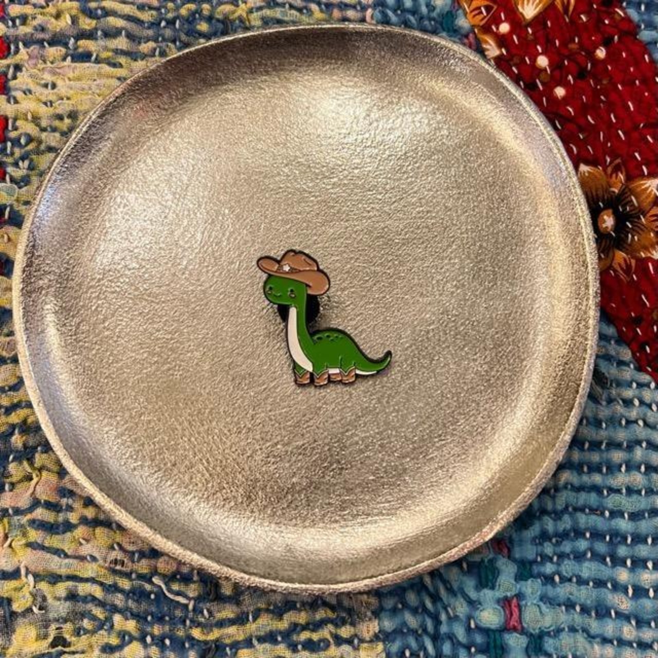 TOPANGA Jewelry pin brooch　Cowboy Dinosaur　カウボーイダイナソー　恐竜 ピンブローチ　　プレゼント　ギフト　