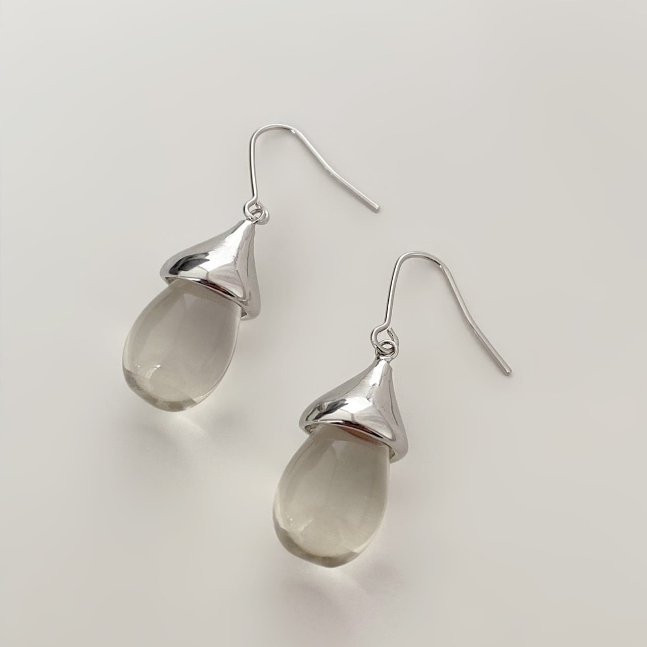 メタリック×クリアティアドロップフックピアス A02122