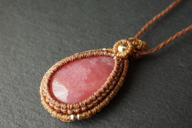 アルゼンチン産ロードクロサイト(インカローズ)のマクラメネックレス - early spring -【一点物】